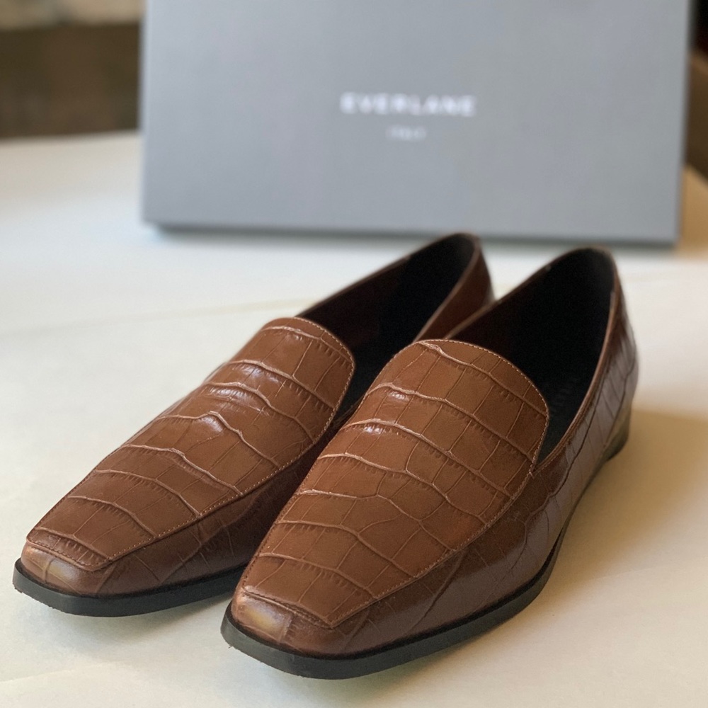 Everlane 90s loafer in brown crocodile.